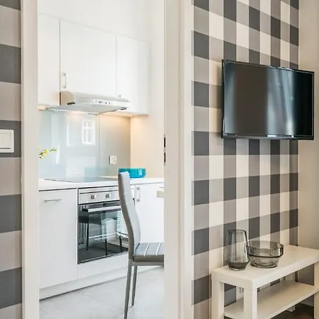 Dabrowskiego By The Railway Station Apartment *