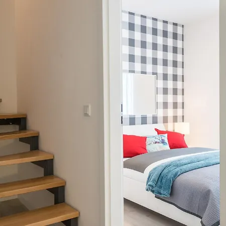 Dabrowskiego By The Railway Station 公寓