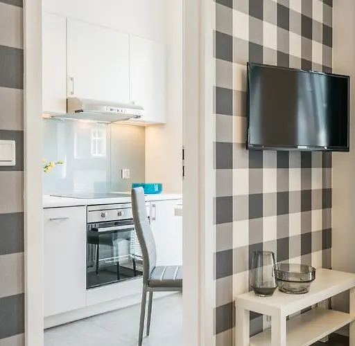 Dabrowskiego By The Railway Station アパート *